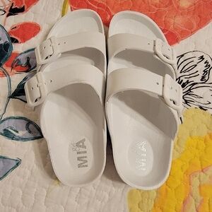 NWOT Mia Girl's Slip Ons